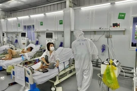 Bên trong phòng cấp cứu bệnh nhân COVID-19 nặng của Trung tâm Hồi sức Tích cực COVID-19 bệnh viện Việt Đức tại Bệnh viện Dã chiến 13 (huyện Bình Chánh, Thành phố Hồ Chí Minh). (Ảnh: TTXVN phát)
