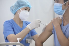 Hà Nội tiêm phòng COVID-19 cho công nhân khu công nghiệp Nội Bài