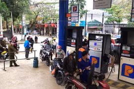 Người dân mua xăng. (Ảnh: Bảo Ngọc/TTXVN phát)