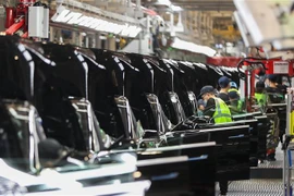 Các nhà sản xuất ôtô mạnh tay đầu tư cho sản xuất pin và xe điện