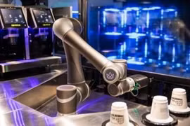 Nhật Bản thử nghiệm hệ thống robot phục vụ càphê tại ga tàu điện