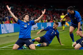Tiền vệ Federico Chiesa (trái) lập công cho tuyển Italy khi ghi bàn thắng mở tỷ số trước tuyển Áo ở hiệp phụ thứ nhất trận đấu vòng 16 đội, vòng chung kết EURO 2020 trên sân Wembley (Anh) ngày 26/6. (Ảnh: AFP/TTXVN)