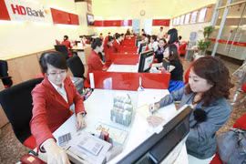 Khách hàng giao dịch tại HDBank. (Ảnh: PV/Vietnam+)
