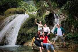 Khách du lịch tham quan tại Tuyên Quang. (Ảnh: Mai Mai/Vietnam+)