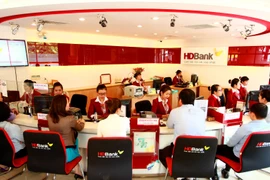 Giao dịch tại HDBank. (Ảnh: PV/Vietnam+)