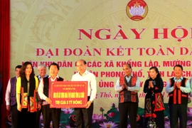 Trước sự chứng kiến của Chủ tịch nước Nguyễn Xuân Phúc, đại diện Agribank, ông Trần Văn Thịnh – Phó bí thư Thường trực Đảng ủy trao tặng 100 căn nhà đại đoàn kết với tổng trị giá 05 tỷ đồng cho các hộ nghèo tại tỉnh Lai Châu. (Ảnh: Vietnam+)