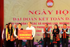 Trước sự chứng kiến của Chủ tịch nước Nguyễn Xuân Phúc, đại diện Agribank, ông Trần Văn Thịnh – Phó bí thư Thường trực Đảng ủy trao tặng 100 căn nhà đại đoàn kết với tổng trị giá 05 tỷ đồng cho các hộ nghèo tại tỉnh Lai Châu. (Ảnh: Vietnam+)