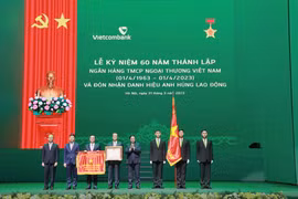 Thủ tướng Phạm Minh Chính trao Danh hiệu Anh hùng Lao động cho Ngân hàng thương mại cổ phần Ngoại thương Việt Nam. (Ảnh: Vietnam+)
