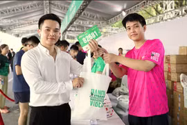 Khi vừa mở quầy, hàng trăm vận động viên đã có mặt để nhận Bib và Racekit tại Quảng trường Đông Kinh Nghĩa Thục. (Ảnh: Vietnam+)