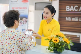 Dịch vụ chăm sóc khách hàng ưu tiên của BAC A BANK cũng được triển khai bài bản bởi đội ngũ chuyên viên giàu kinh nghiệm, uy tín, để khách hàng ngày thêm tin tưởng lựa chọn. (Ảnh: Vietnam+)