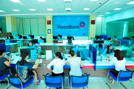 Khách hàng giao dịch tại VietinBank. (Ảnh: PV/Vietnam+) 