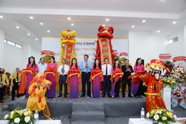 Lễ cắt băng tại sự kiện khai trương BAC A BANK Chi nhánh Cà Mau. (Ảnh: Vietnam+)
