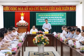 Đoàn công tác Ngân hàng Chính sách xã hội làm việc với Ủy ban Nhân dân tỉnh Ninh Thuận về tình hình triển khai thực hiện Nghị quyết số 11 của Chính phủ. (Ảnh: Vietnam+) khai thực hiện Nghị quyết số 11 của Chính phủ