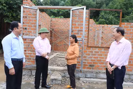 Tổng Giám đốc Dương Quyết Thắng (thứ 2 bên trái) thăm mô hình vay vốn gia đình chị Cà An, dân tộc Cơ Ho ở thôn Gia Rich, xã Giang Ly. (Ảnh: Vietnam+)