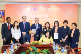 Lãnh đạo hai bên tham gia ký kết. (Ảnh: PV/Vietnam+)