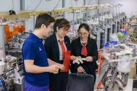 Cán bộ Agribank làm việc với doanh nghiệp. (Ảnh: Vietnam+)