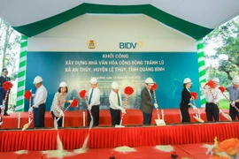 Lãnh đạo BIDV và lãnh đạo UBND tỉnh Quảng Bình khởi công xây dựng Nhà văn hóa cộng đồng tránh lũ. (Ảnh: Vietnam+)