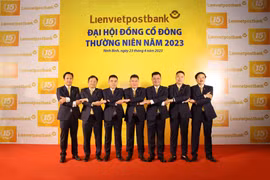 Ra mắt Hội đồng quản trị của LPBank tại Đại hội đồng cổ đông 2023. (Ảnh: Vietnam+)
