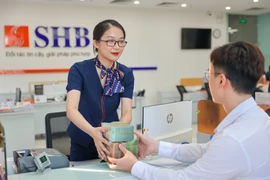 Giao dịch tại SHB. (Ảnh: Vietnam+)