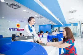 Giao dịch tại Vietbank. (Ảnh: PV/Vietnam+)