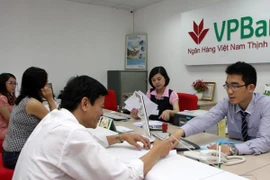 Giao dịch tại VPBank. (Ảnh: Vietnam+)