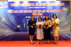 Đại diện Vietcombank (thứ 2 từ trái sang) nhận giải thưởng cao nhất dành cho Nhà tạo lập Thị trường giao dịch Repo nhiều nhất năm 2022. (Ảnh: Vietnam+)