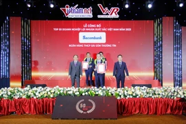 Đại diện Sacombank, ông Trần Anh Việt – Giám đốc khu vực thành phố Hà Nội nhận giải thưởng. (Ảnh: Vietnam+)