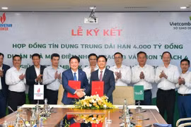 Lãnh đạo 2 bên tham gia ký kết. (Ảnh: PV/Vietnam+)