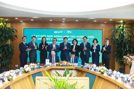 Lãnh đạo hai bên tham gia ký kết. (Ảnh: Vietnam+)
