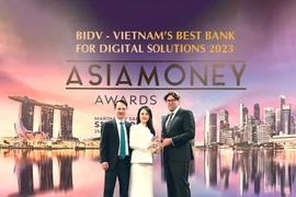 Đại diện BIDV nhận giải “ Ngân hàng cung cấp giải pháp số hàng đầu Việt Nam” từ tạp chí Asiamoney. (Ảnh: Vietnam+)