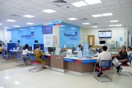 Khách hàng giao dịch tại VietinBank. (Ảnh: PV/Vietnam+)