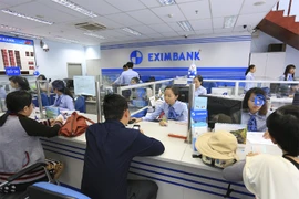 Giao dịch tại Eximbank. (Ảnh: Vietnam+)