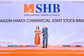 Lãnh đạo SHB nhận giải thưởng từ ban tổ chức. (Ảnh: Vuetnam+)