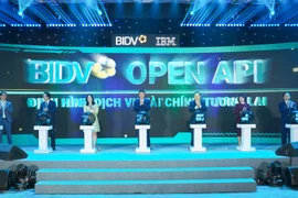 Đại diện Ngân hàng Nhà nước, BIDV và Nhà thầu tham gia thực hiện nghi thức ra mắt hệ thống BIDV Open API. (Ảnh: PV/Vietnam+)
