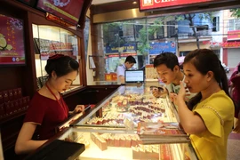 Giao dịch vàng tại doanh nghiệp. (Ảnh: PV/Vietnam+)