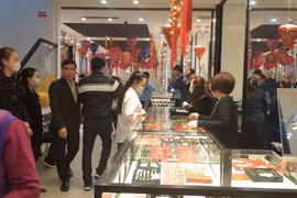 Khách hàng giao dịch vàng tại doanh nghiệp. (Ảnh: PV/Vietnam+)