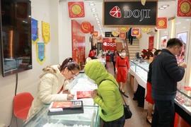 Giao dịch vàng tại doanh nghiệp. (Ảnh: Hiếu Hoàng/Vietnam+)