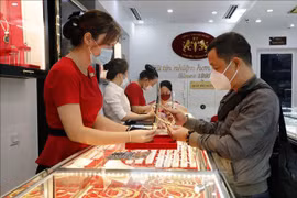 Giao dịch vàng tại doanh nghiệp. (Ảnh: Vietnam+)