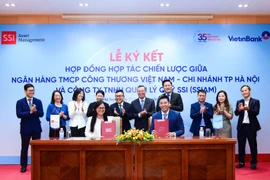 Đại diện VietinBank thành phố Hà Nội và SSIAM ký kết hợp tác chiến lược. (Ảnh: Vietnam+)