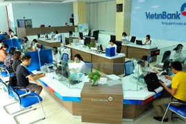Khách hàng giao dịch tại VietinBank. (Ảnh: PV/Vietnam+)
