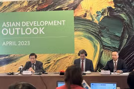 Lãnh đạo ADB tại buổi họp báo. (Ảnh: Vietnam+)