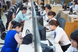 Giao dịch tại ngân hàng. (Ảnh: PV/Vietnam+)