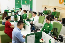 Giao dịch tại OCB. (Ảnh: Vietnam+)