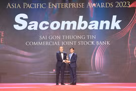 Ông Lê Đức Thịnh (bên phải) - Phó Tổng giám đốc Sacombank nhận giải "Doanh nghiệp xuất sắc châu Á" 2023. (Ảnh: Vietnam+)