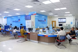 Khách hàng giao dịch tại VietinBank. (Ảnh: PV/Vietnam+)