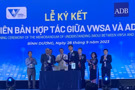Lãnh đạo hai bên tham gia ký kết. (Ảnh: PV/Vietnam+)