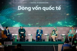 Ông Vương Thành Long-Giám đốc Ban Khách hàng doanh nghiệp nước ngoài của BIDV (ngồi giữa) chia sẻ tại hội nghị. (Ảnh: PV/Vietnam+)