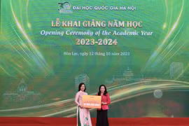 Bà Ngô Thu Hà – Tổng Giám đốc SHB đại diện Quỹ Hỗ trợ Tài chính, Ươm mầm tài năng SHB trao tặng Đại học Quốc gia Hà Nội 10 tỷ đồng. (Ảnh/PV/Vietnam+)