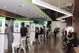 Giao dịch tại Vietcombank. (Ảnh: PV/Vietnam+)
