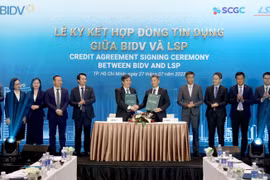 Lãnh đạo 2 bên tham gia ký kết. (Ảnh: PV/Vietnam+)